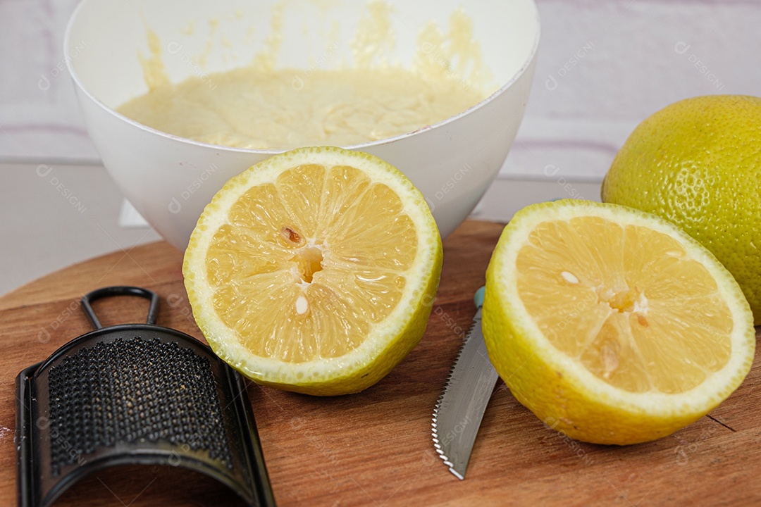 Closeup de limão ciciliano cortado ao meio ao lado de um ralador