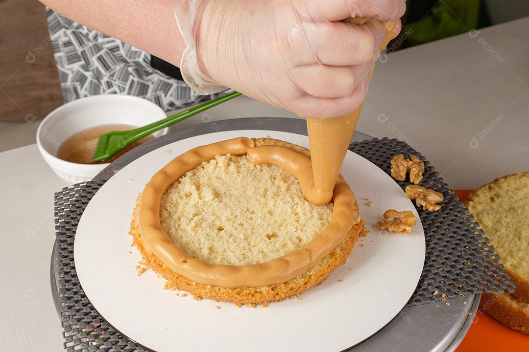 Bolo de confeiteiro recheado com brigadeiro de doce de leite