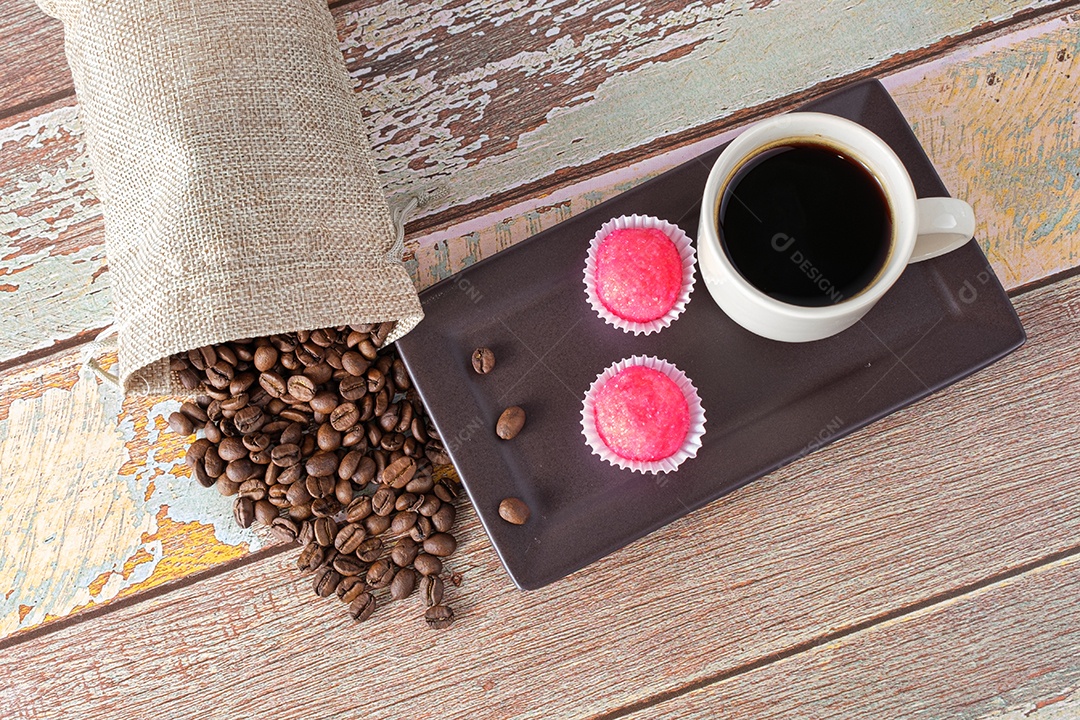 Grãos de café ao lado de brigadeiros bicho de pe