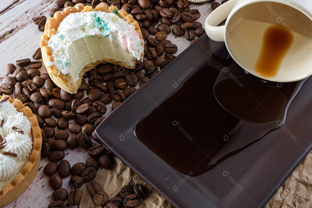 Close up da mini torta com massa amanteigada e ganache de chocolate branco com uma mordida