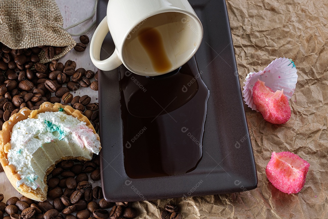 Mini torta de ganache de chocolate branco ao lado de um copo de café virado brigadeiros bicho de pe.