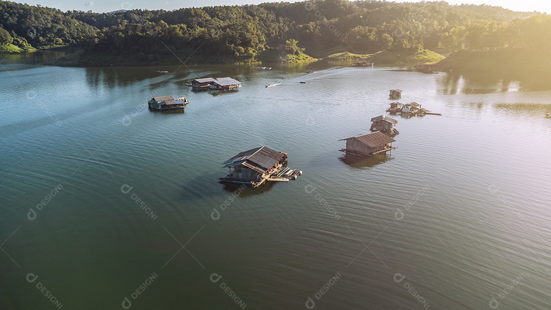 Vista aérea da paisagem Reservatório e casa de jangada Tailândia