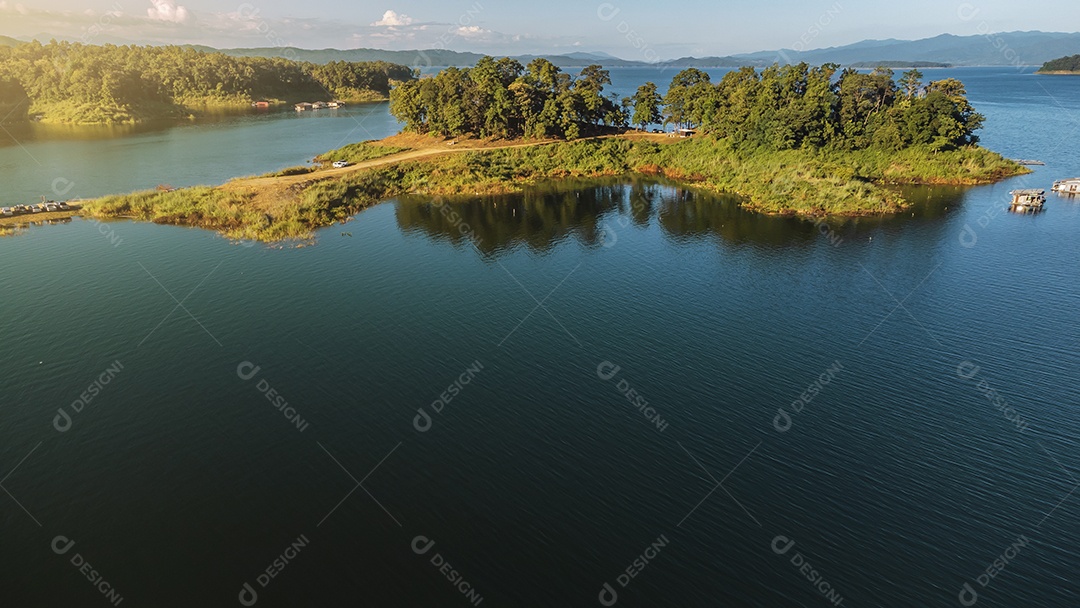 Vista aérea da paisagem Reservatório e casa de jangada Tailândia