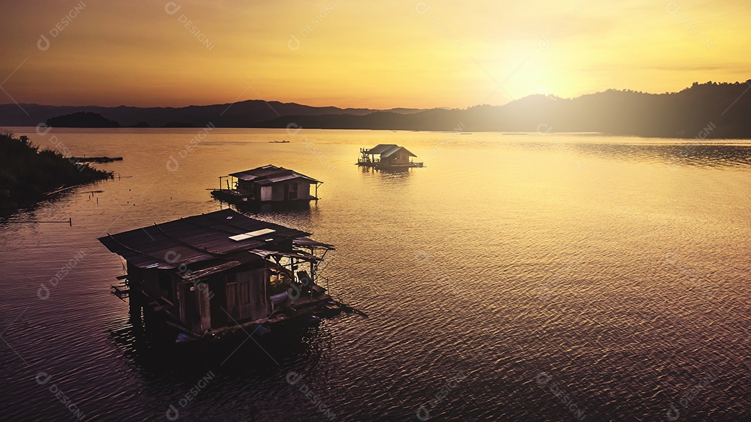 Vista aérea do pôr do sol da paisagem com reservatório e casa de jangada