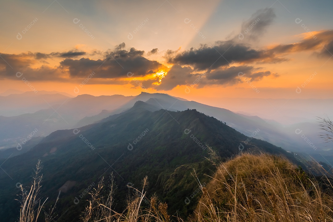 Vista da montanha Phu Chi Dao ou Phu Chee Dao em Chiang Rai