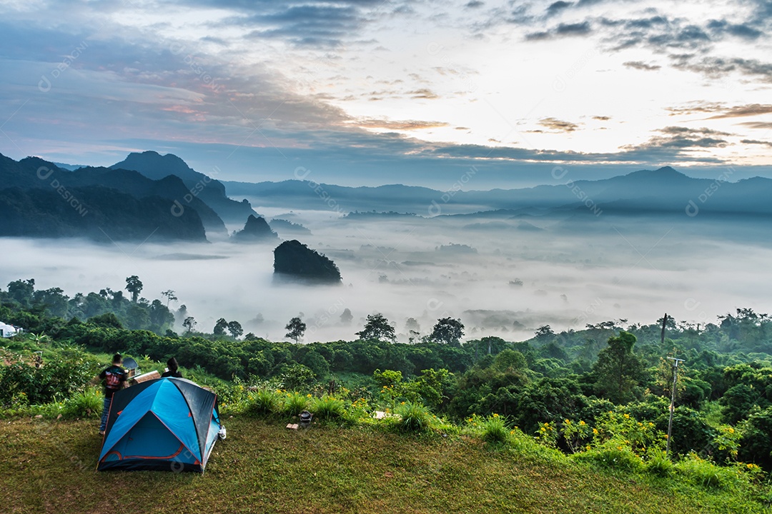paisagem de montanhas nevoeiro e tenda Phu Lanka National Park Phay