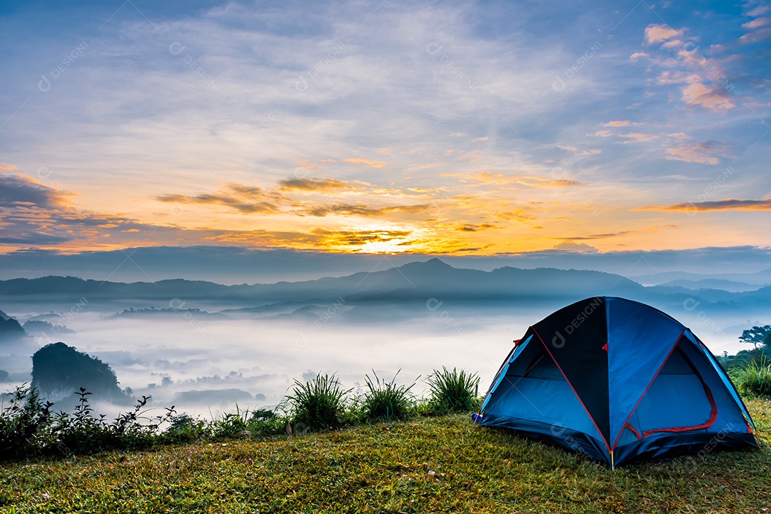 paisagem de montanhas nevoeiro e tenda Phu Lanka National Park Phay