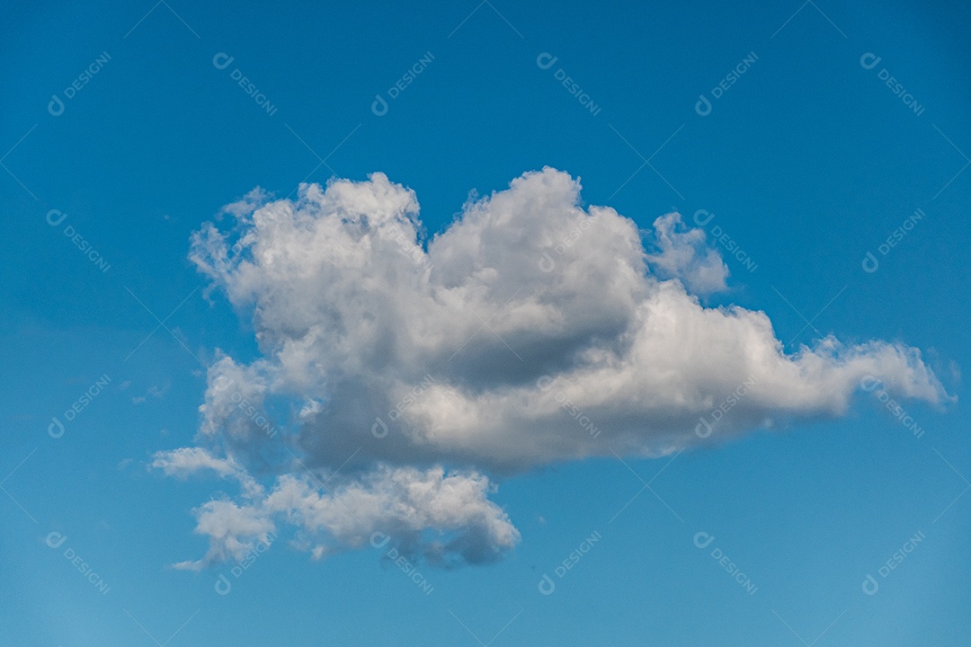 nuvens brancas no céu azul