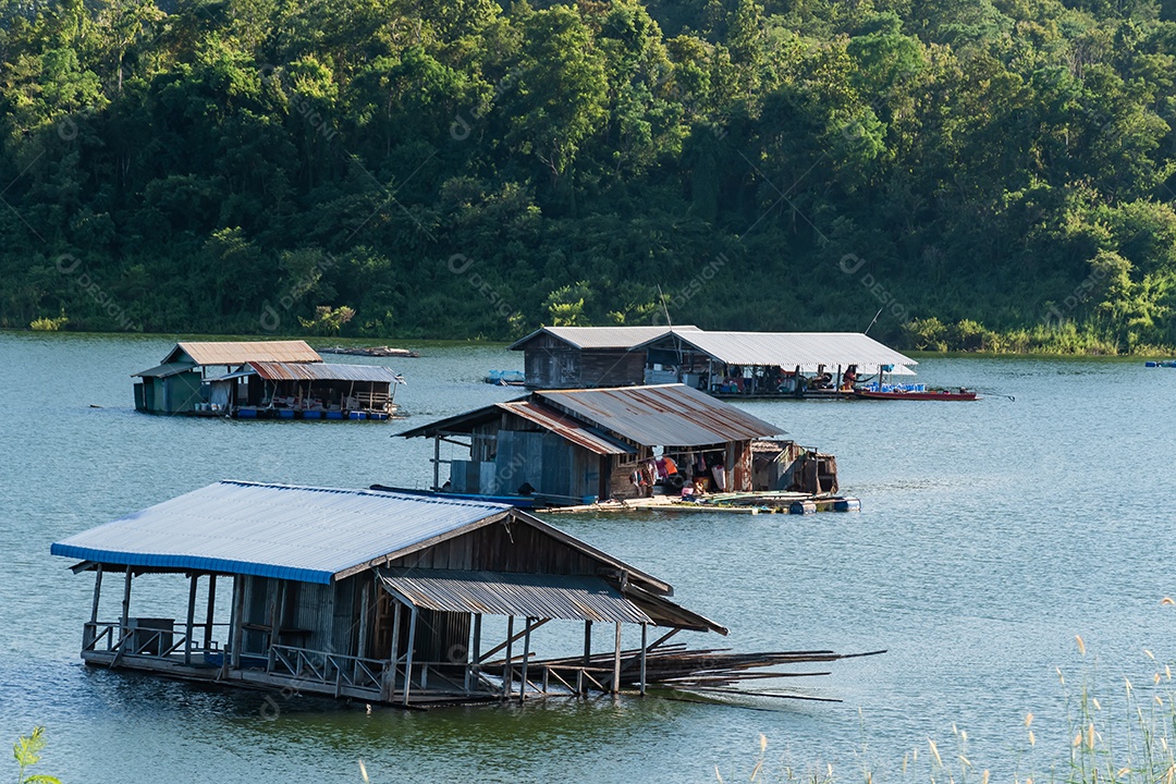 paisagem Reservatório e casa de jangada Tailândia