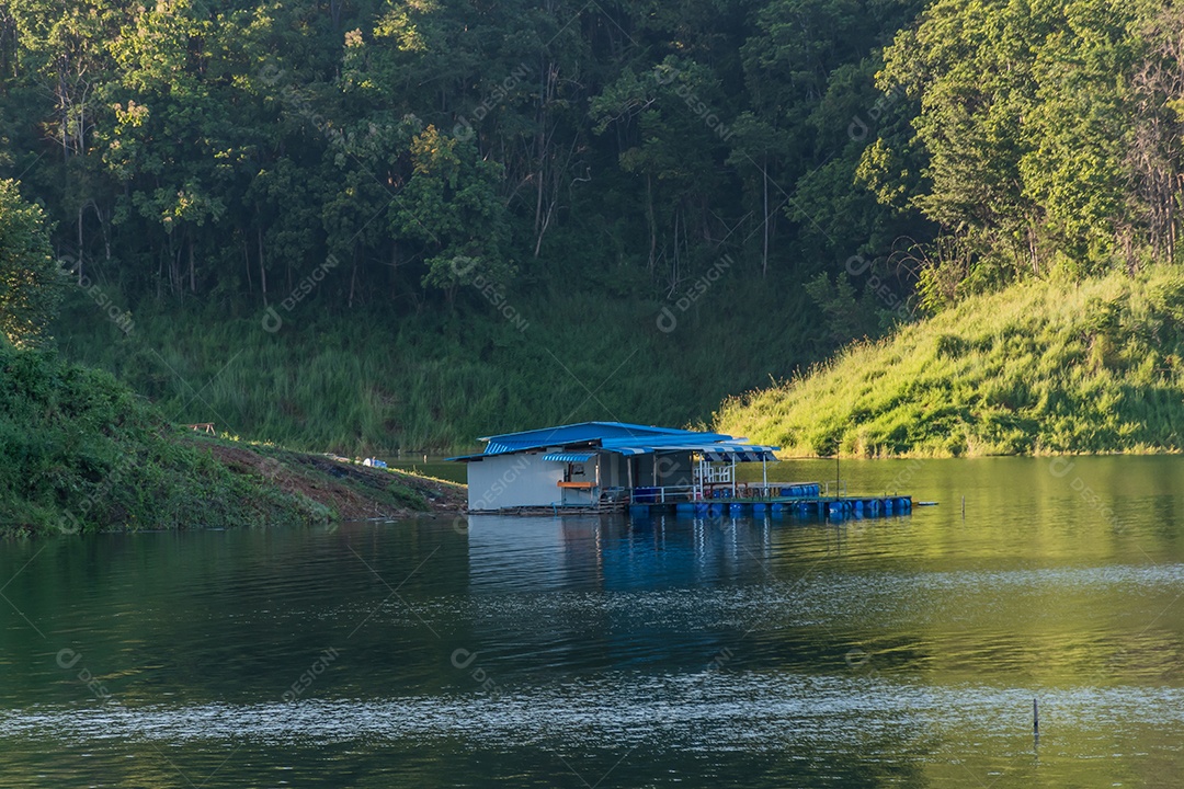 paisagem Reservatório e casa de jangada Tailândia