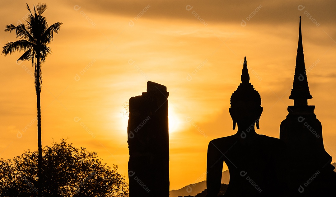 silhueta de Wat Temple belo templo no parque histórico