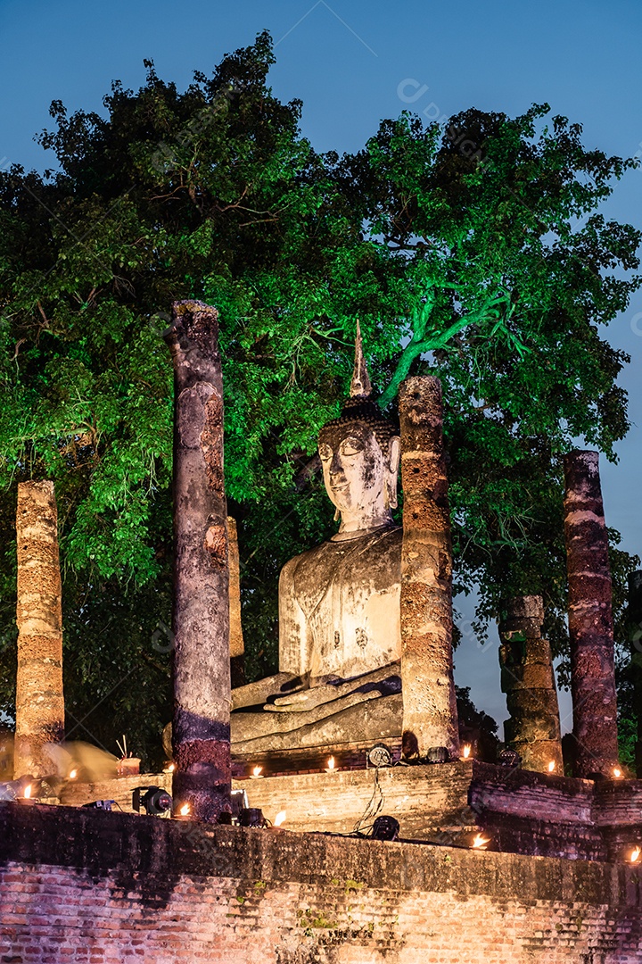 Estátua de Buda em Wat Temple belo templo no histórico