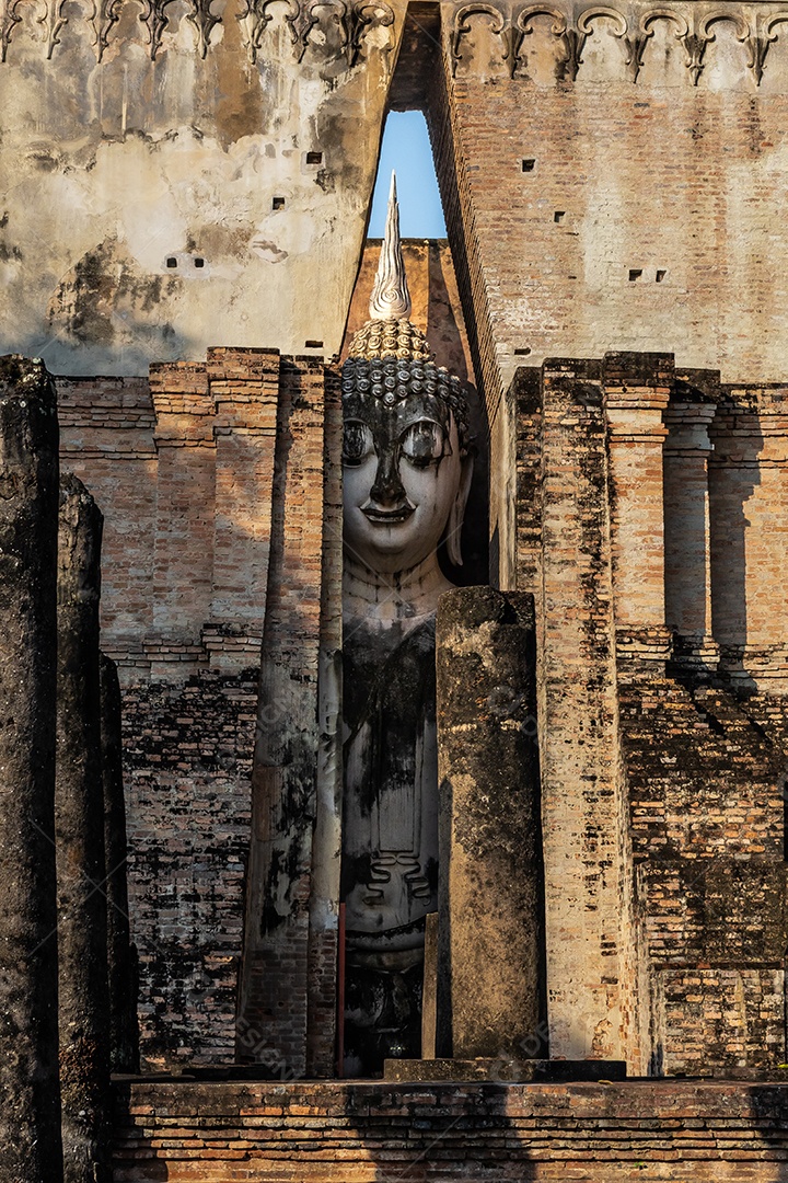 Estátua de Buda em Wat Temple belo templo no histórico
