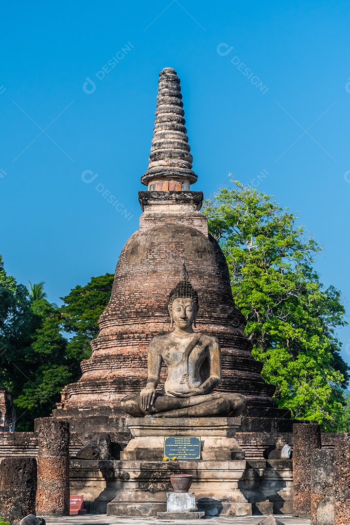 Estátua de Buda em Wat Temple belo templo no histórico