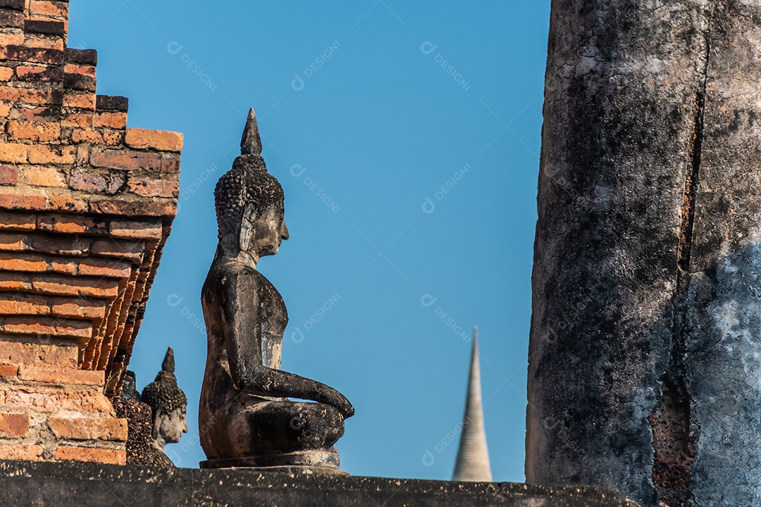 Estátua de Buda em Wat Temple belo templo no histórico