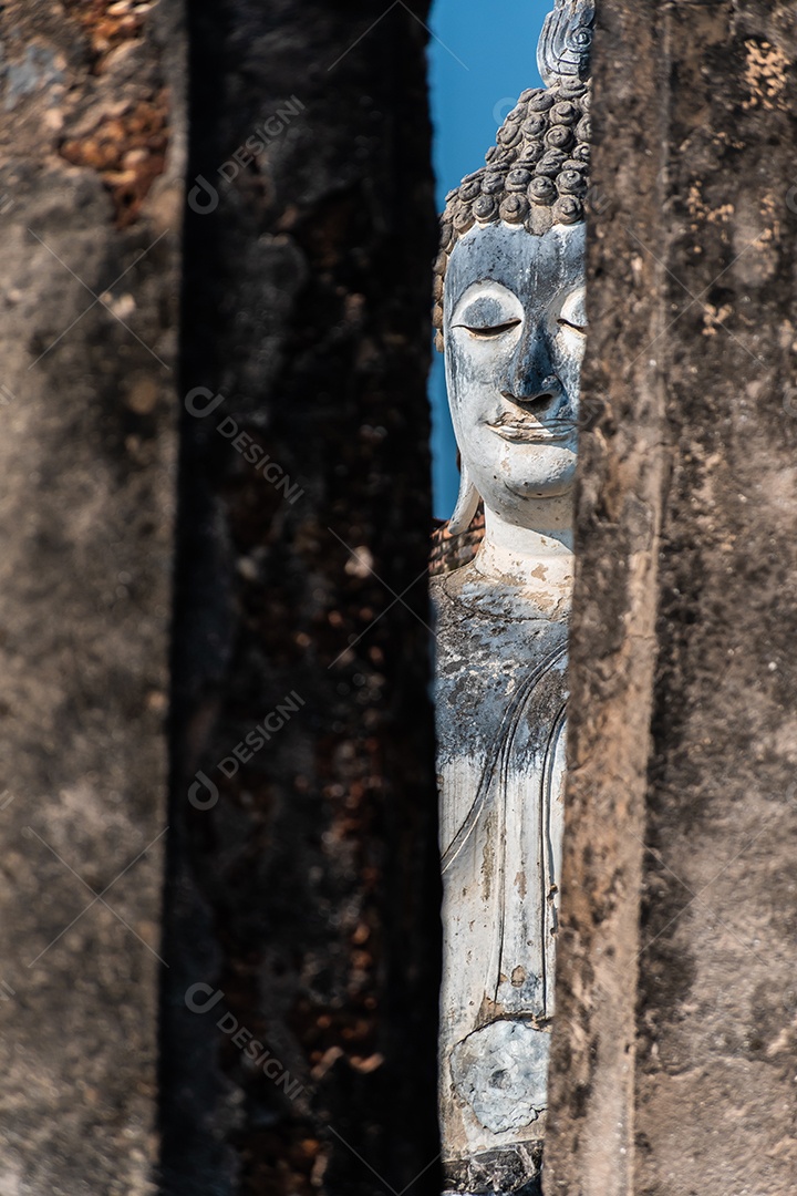 Estátua de Buda em Wat Temple belo templo no histórico