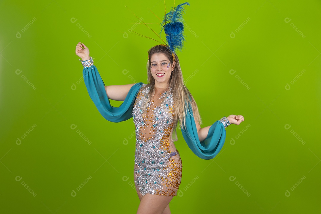 Linda mulher jovem usando fantasia de carnaval sobre fundo isolado