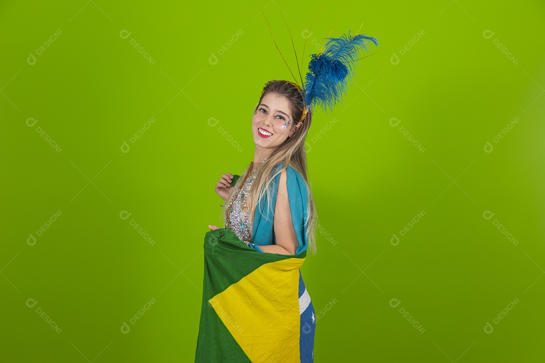 Linda mulher jovem usando fantasia de carnaval sobre fundo isolado