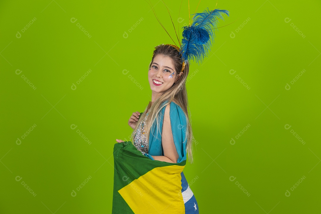 Linda mulher jovem usando fantasia de carnaval sobre fundo isolado