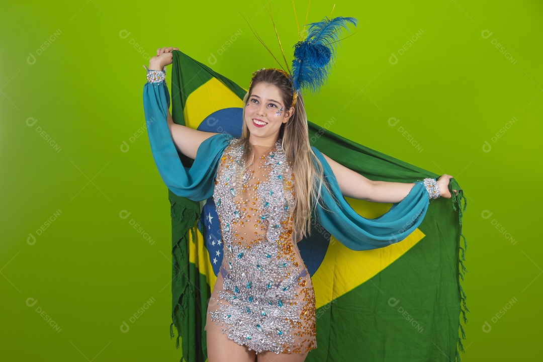 Linda mulher jovem usando fantasia de carnaval sobre fundo isolado