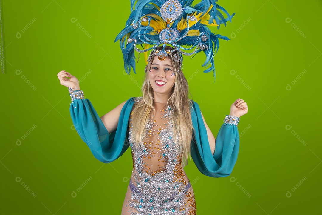 Linda mulher jovem usando fantasia de carnaval sobre fundo isolado