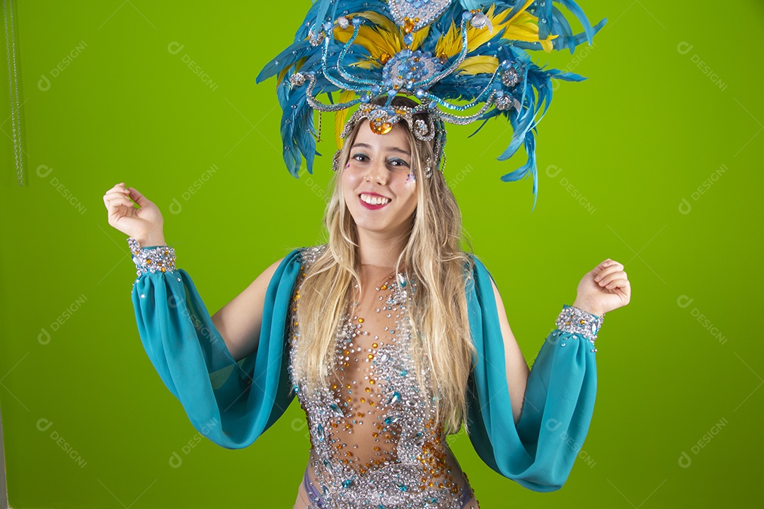 Linda mulher jovem usando fantasia de carnaval sobre fundo isolado