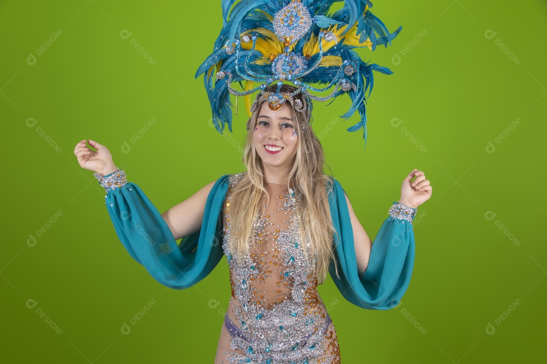 Linda mulher jovem usando fantasia de carnaval sobre fundo isolado