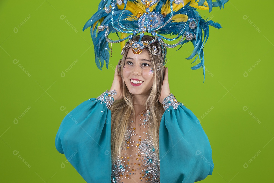 Linda mulher jovem usando fantasia de carnaval sobre fundo isolado