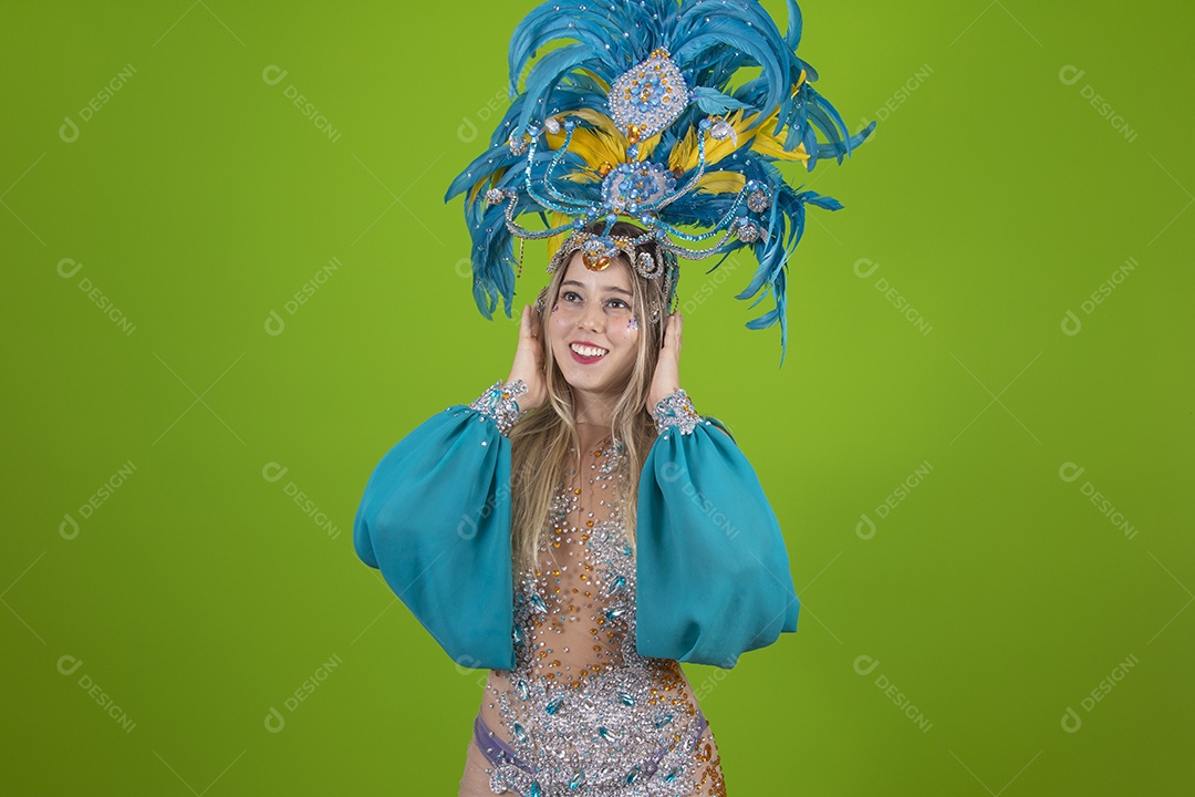 Linda mulher jovem usando fantasia de carnaval sobre fundo isolado