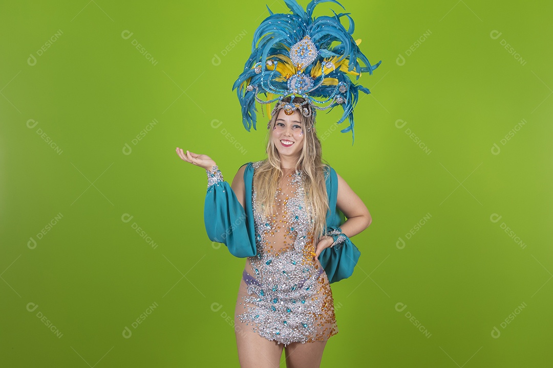 Linda mulher jovem usando fantasia de carnaval sobre fundo isolado