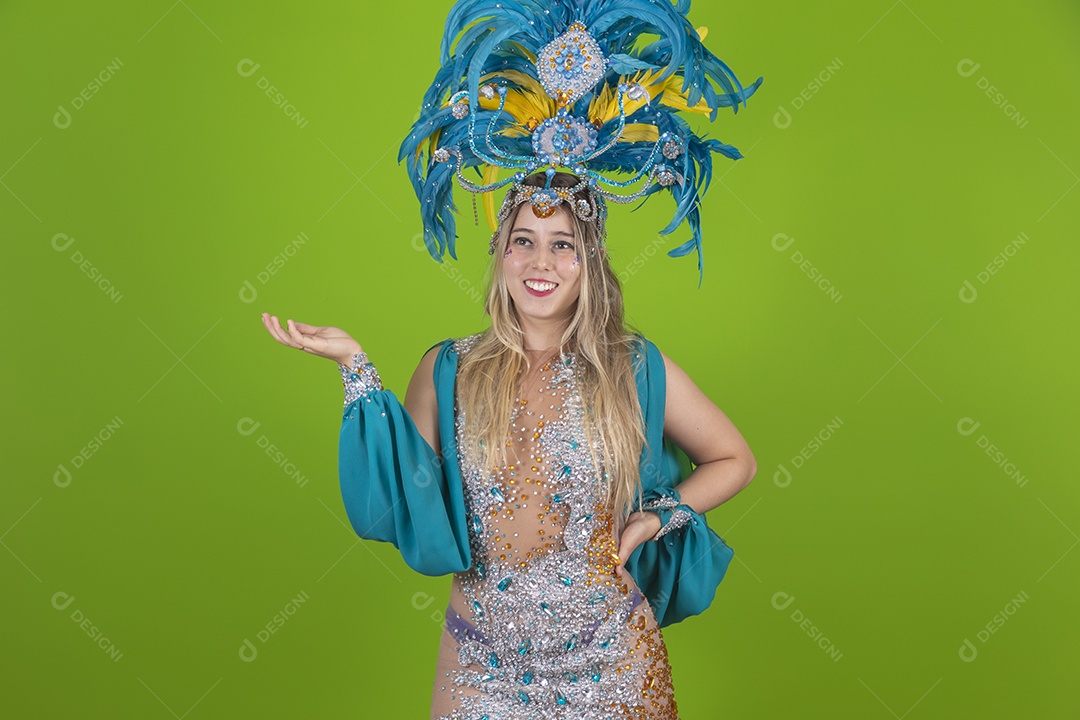 Linda mulher jovem usando fantasia de carnaval sobre fundo isolado