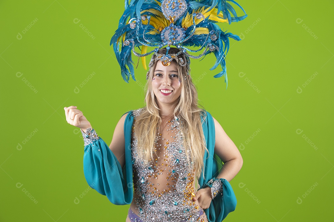 Linda mulher jovem usando fantasia de carnaval sobre fundo isolado
