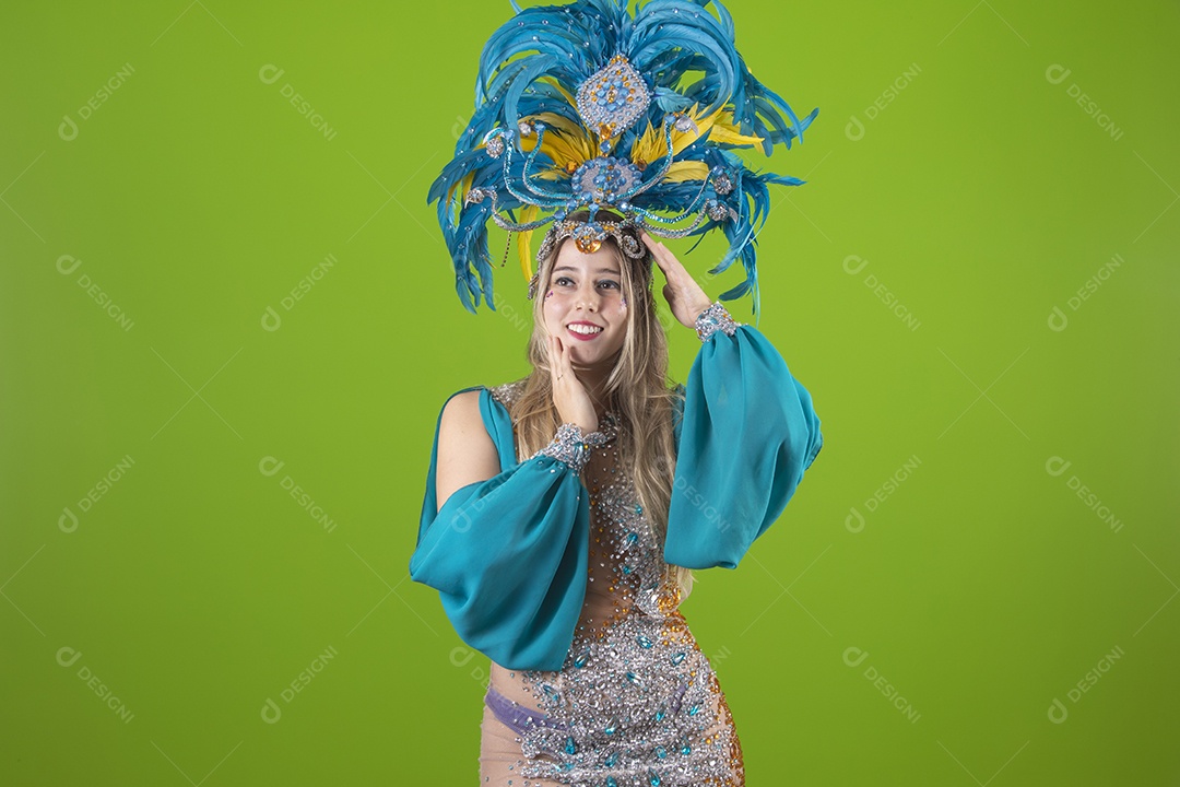 Linda mulher jovem usando fantasia de carnaval sobre fundo isolado