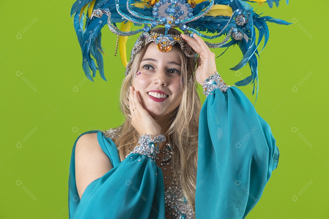 Linda mulher jovem usando fantasia de carnaval sobre fundo isolado