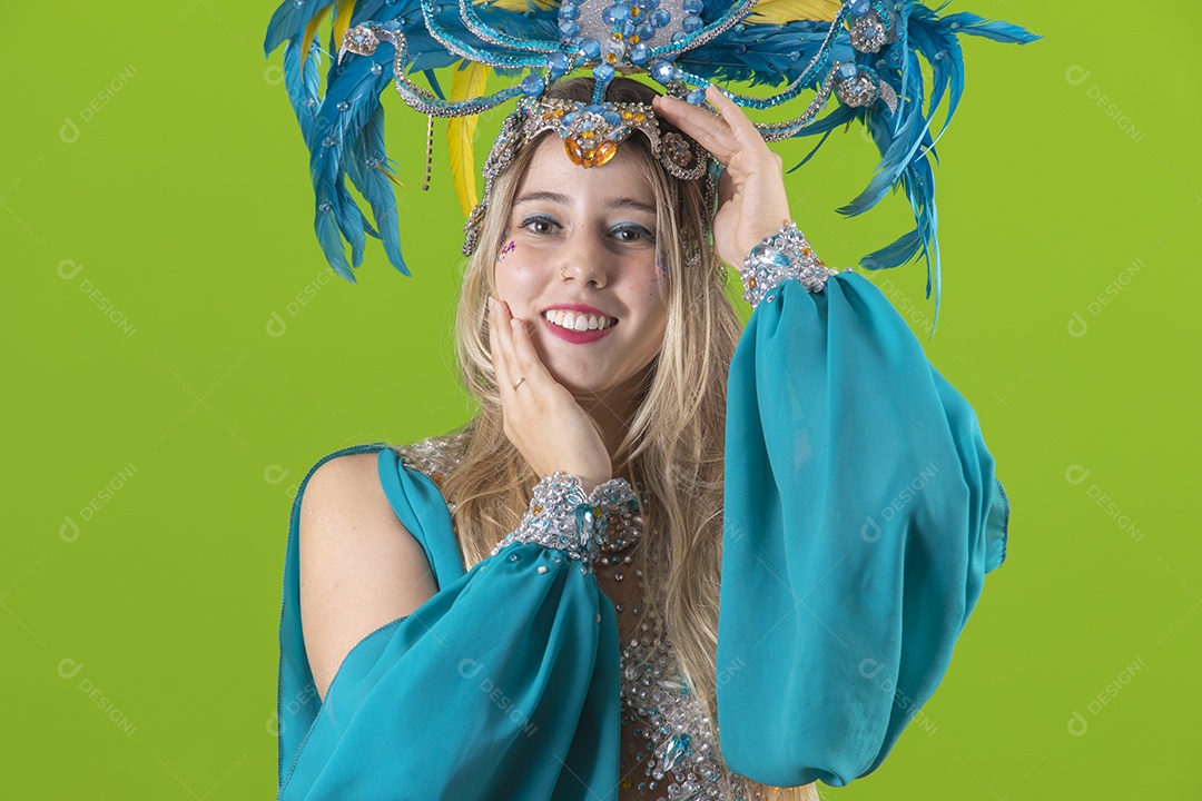 Linda mulher jovem usando fantasia de carnaval sobre fundo isolado