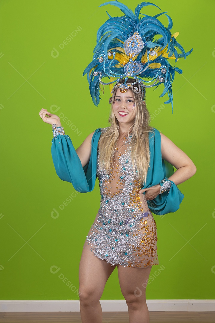 Linda mulher jovem usando fantasia de carnaval sobre fundo isolado