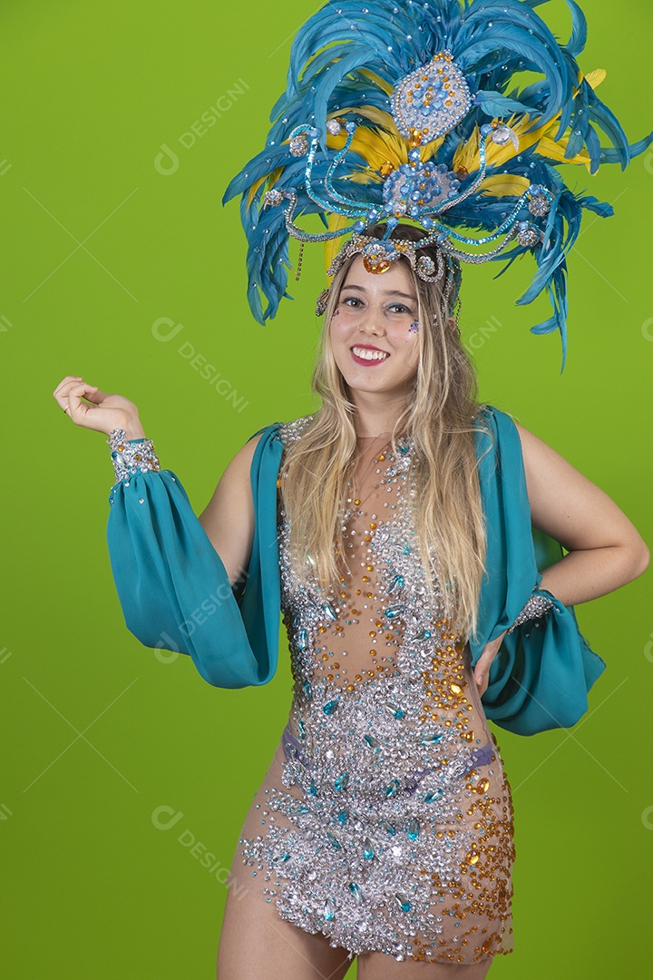 Linda mulher jovem usando fantasia de carnaval sobre fundo isolado