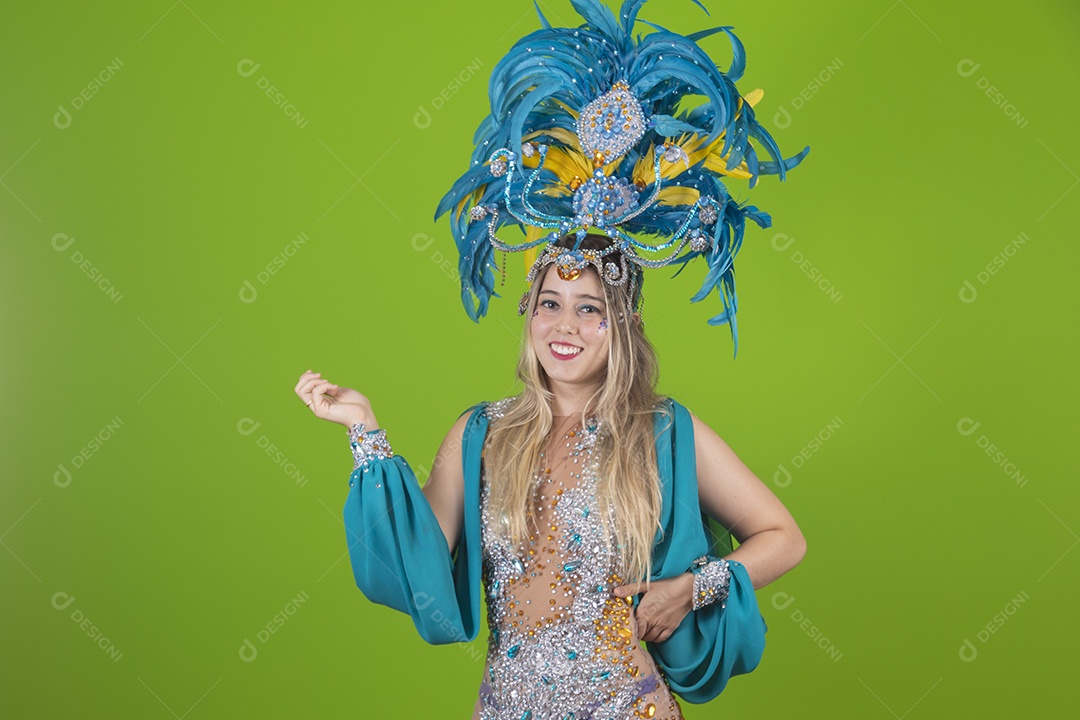 Linda mulher jovem usando fantasia de carnaval sobre fundo isolado