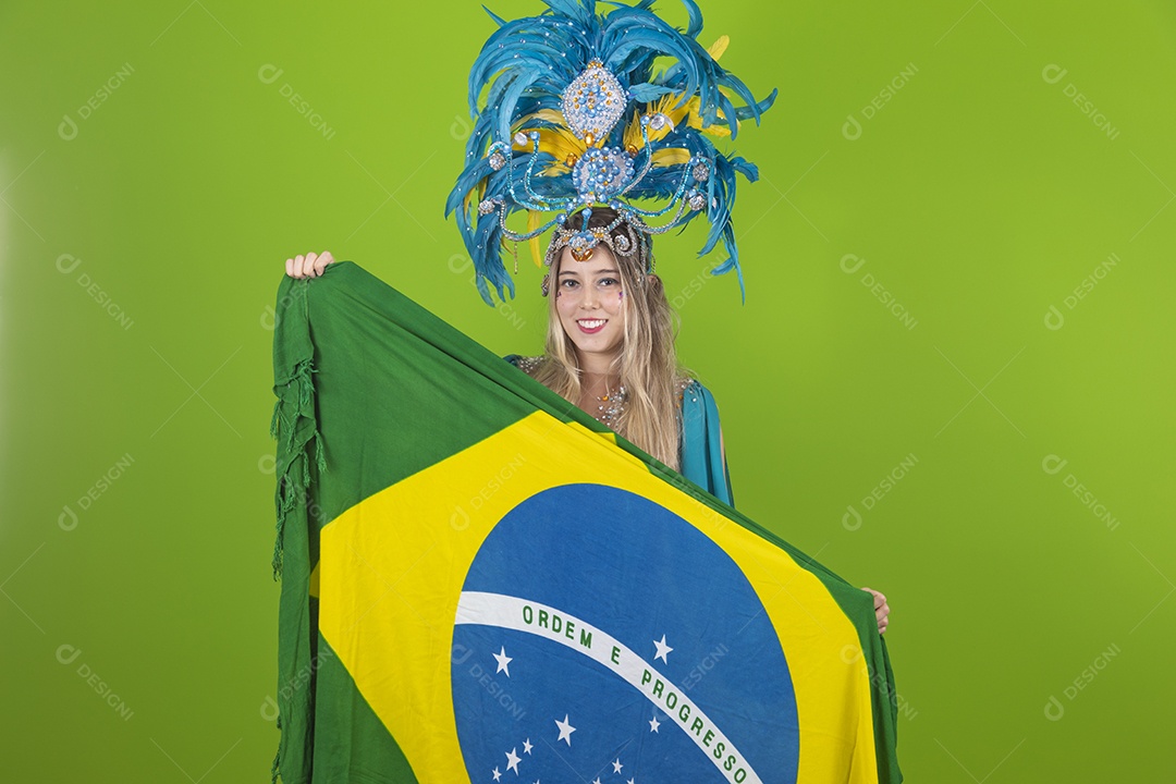 Linda mulher jovem usando fantasia de carnaval sobre fundo isolado