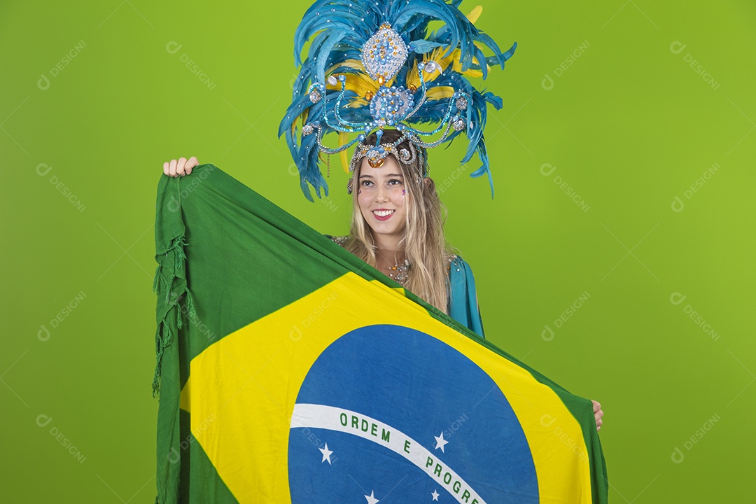 Linda mulher jovem usando fantasia de carnaval sobre fundo isolado