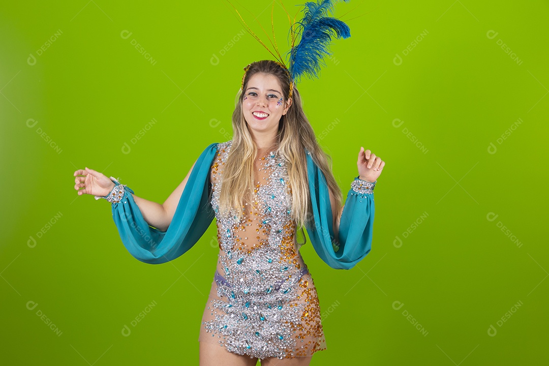 Linda mulher jovem usando fantasia de carnaval sobre fundo isolado