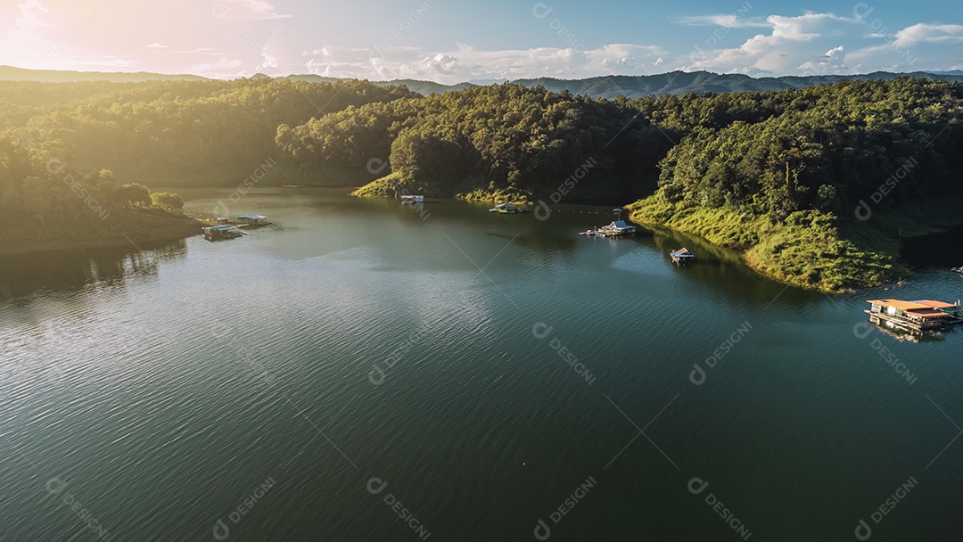 Vista aérea da paisagem Reservatório e casa de jangada Tailândia