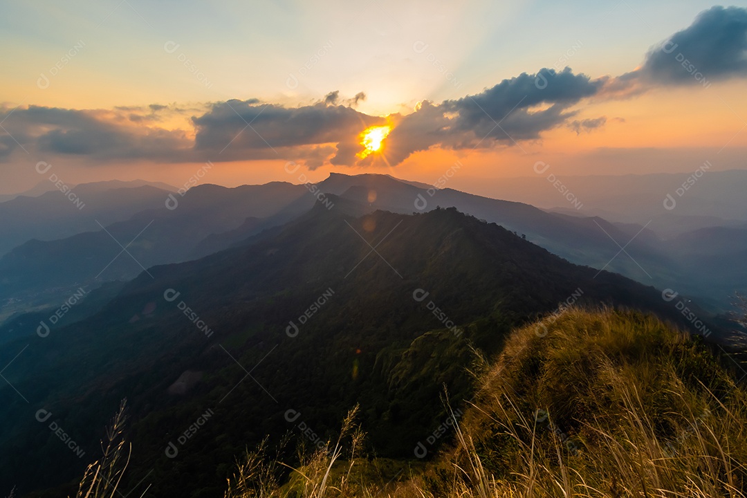Vista da montanha Phu Chi Dao ou Phu Chee Dao em Chiang Rai, Tailândia