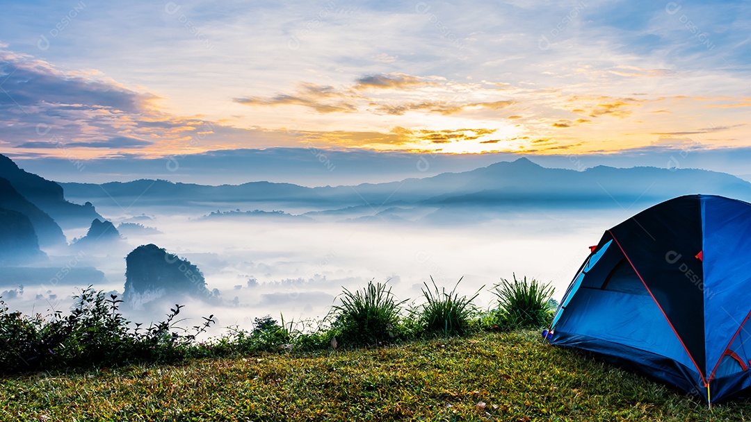 paisagem de montanhas nevoeiro Phu Lanka National Park Phayao província norte da Tailândia