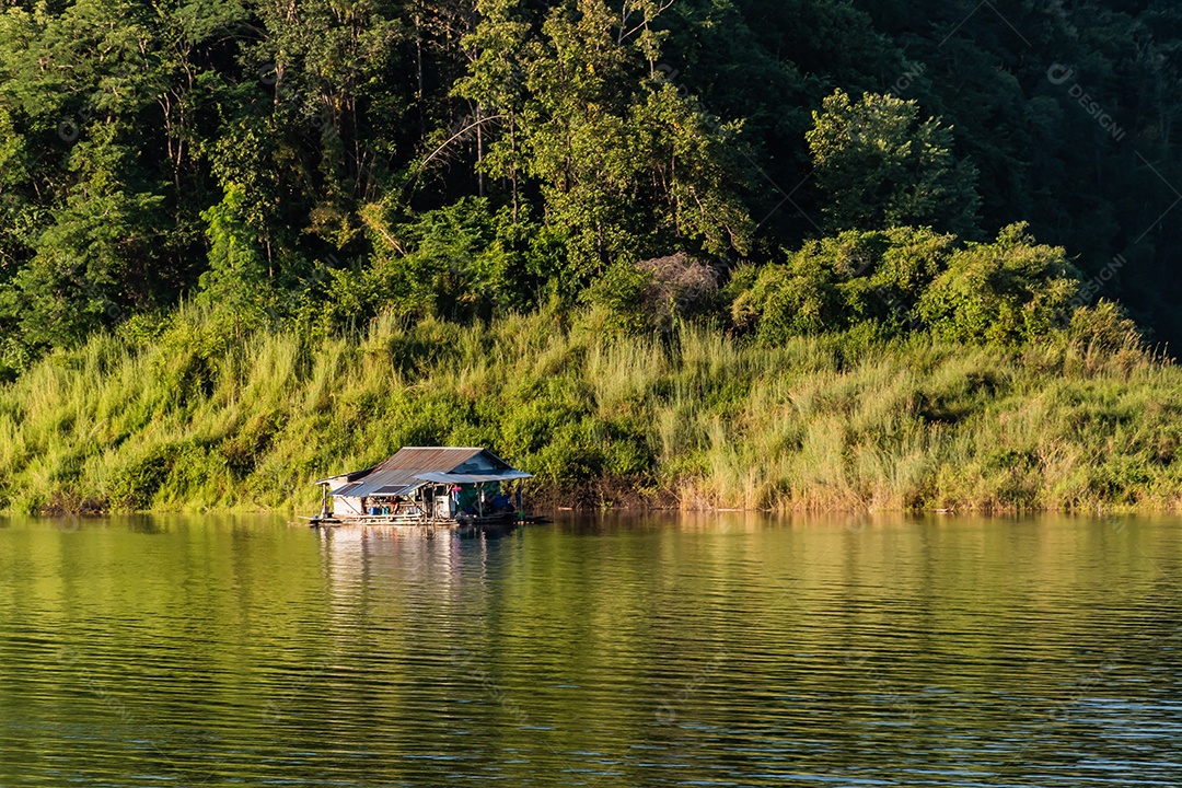 paisagem Reservatório e casa de jangada Tailândia