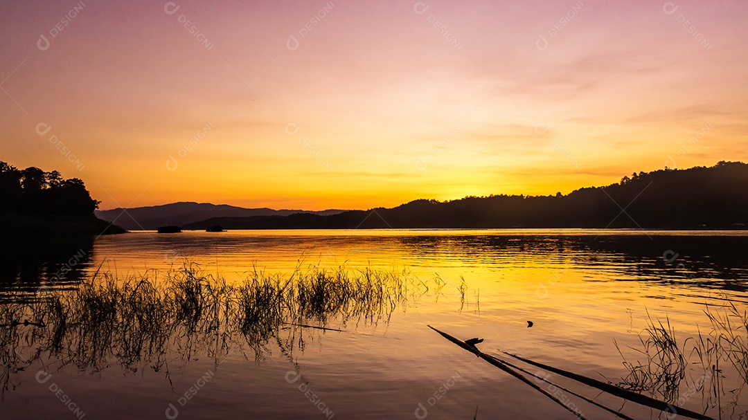 pôr do sol paisagem com reservatório e casa de jangada Tailândia