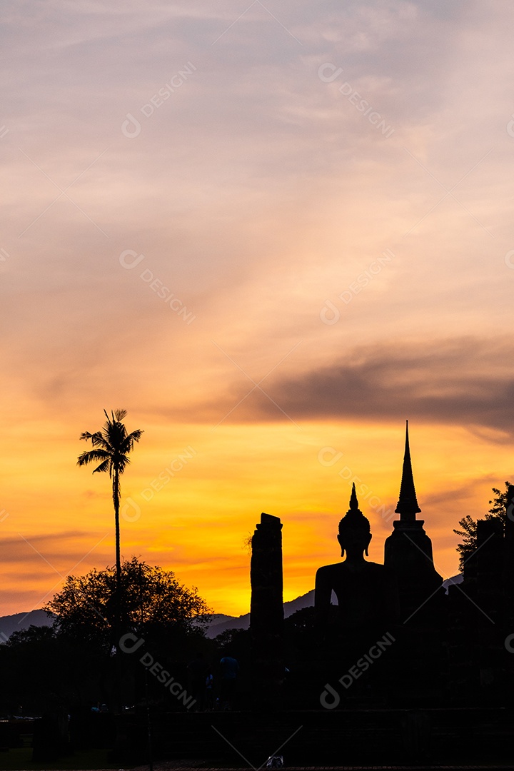 silhueta de Wat Temple belo templo no parque histórico Tailândia