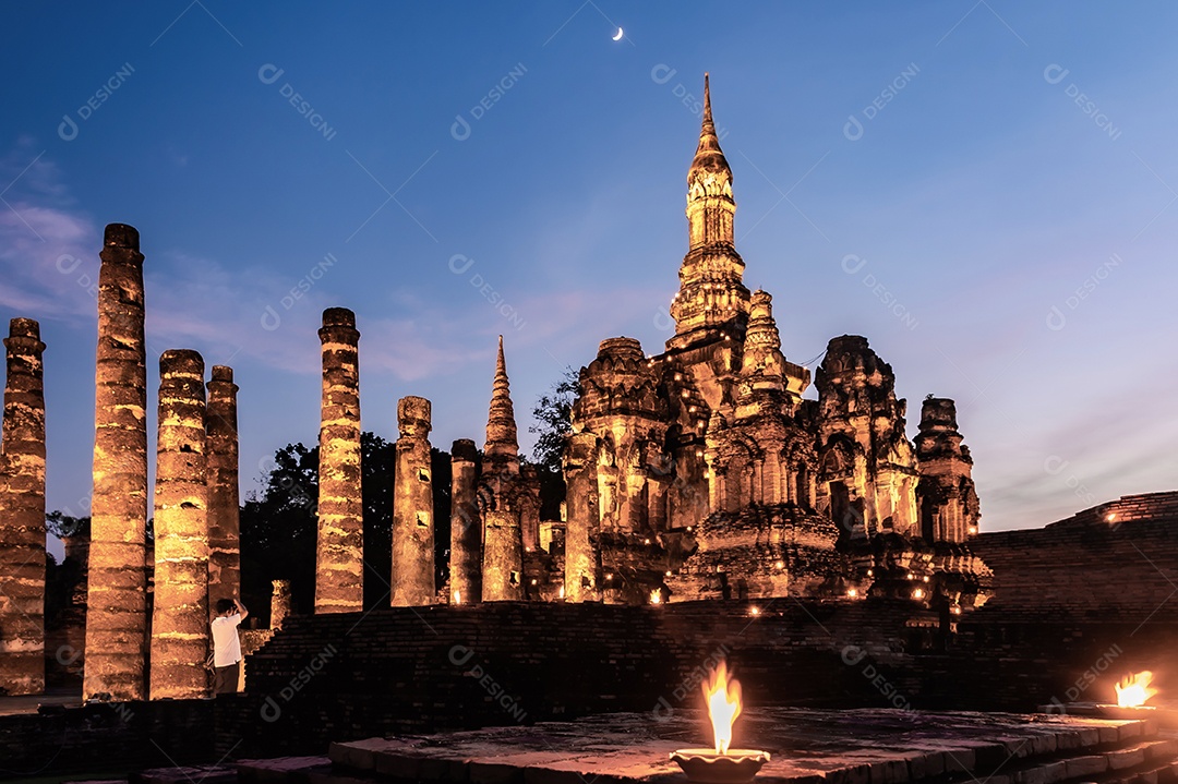 Estátua de Buda em Wat Temple belo templo no parque histórico Tailândia