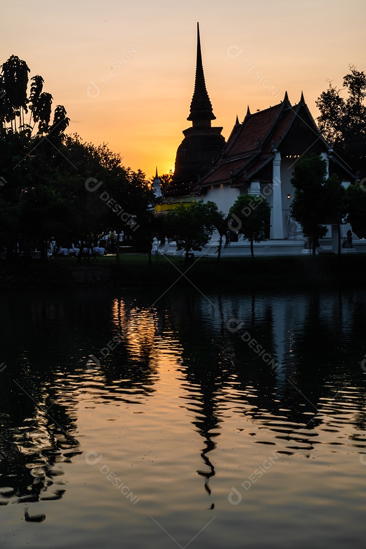 silhueta de Wat Temple belo templo no parque histórico