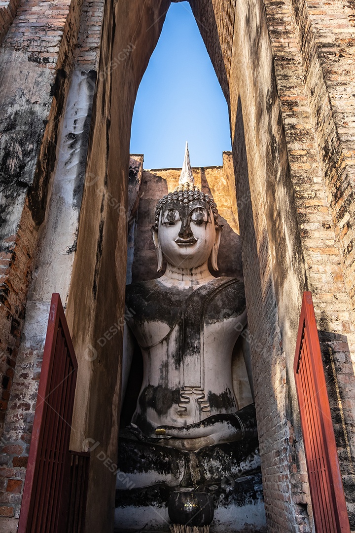 Estátua de Buda em Wat Temple belo templo no parque histórico